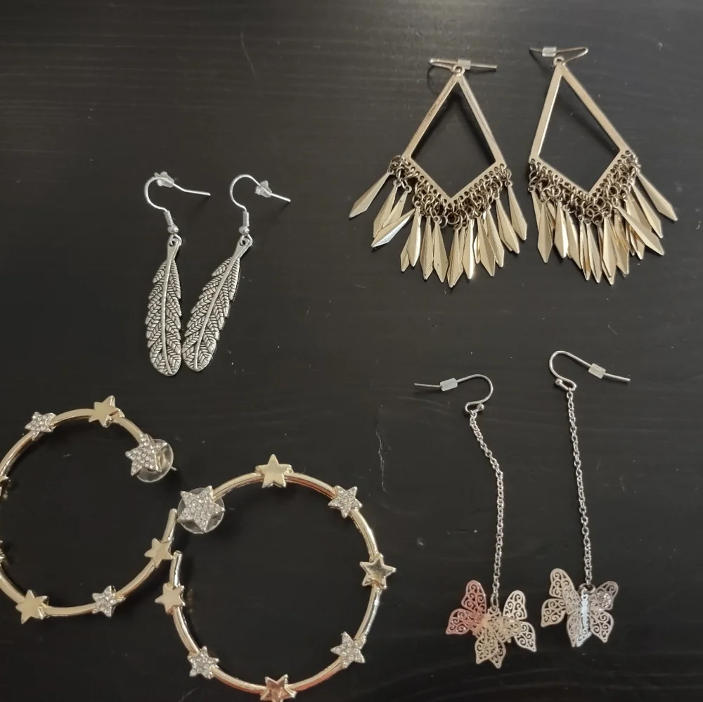 4 Pair of Earrings - Picture 1 of 2
